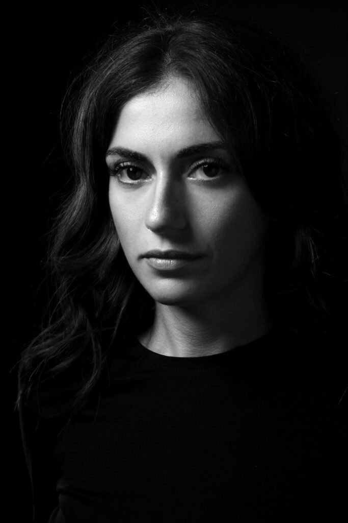 primo piano di ragazza mora sguardo penetrante